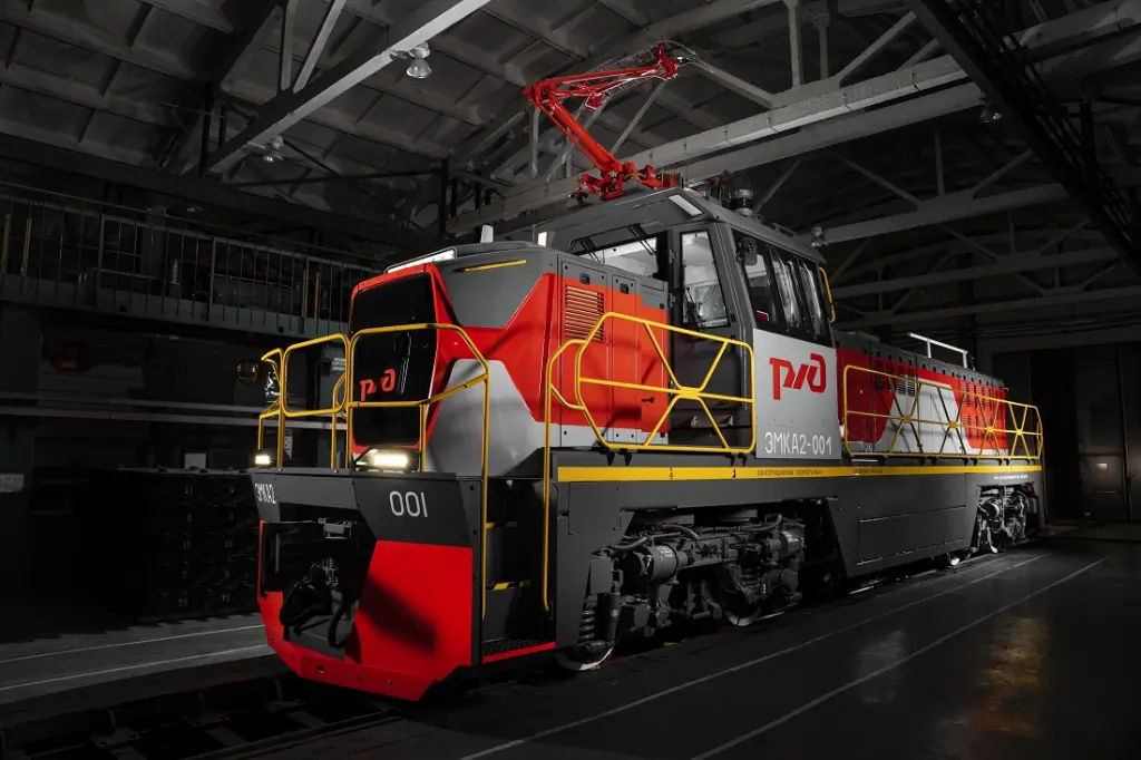 Электровоз-флагман НЭВЗа проходит испытания на путях столичных вокзалов