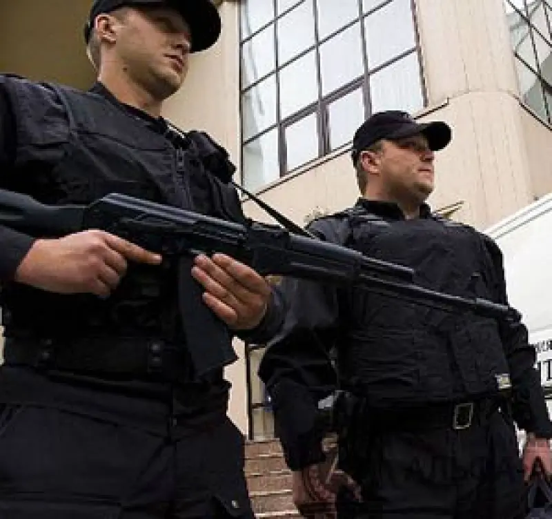 Охранников в школах обяжут иметь оружие, бронежилеты и спецсредства с 1 января 2025 года