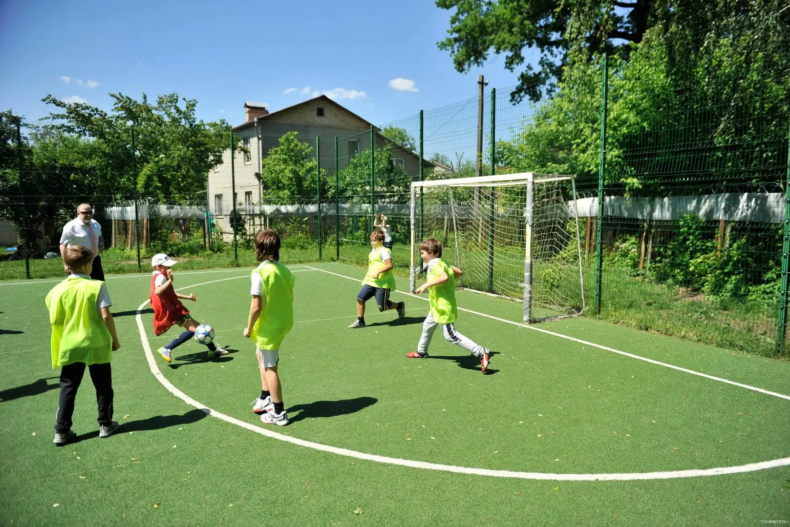 В Семикаракорске открыли многофункциональную спортивную площадку