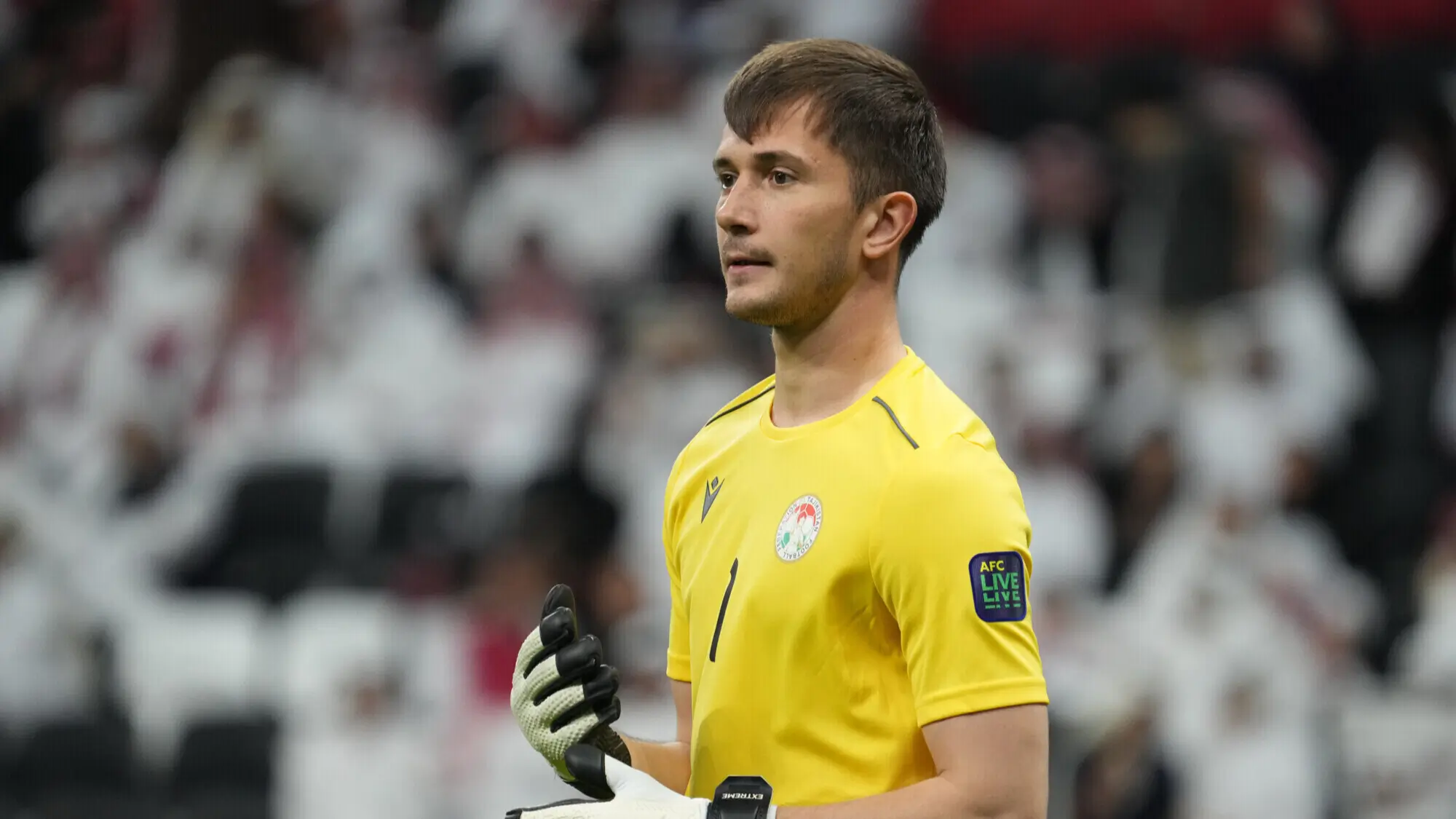 Вратарь футбольного клуба Ростов получил красную карточку в товарищеской игре сборных Таджикистана и Афганистана