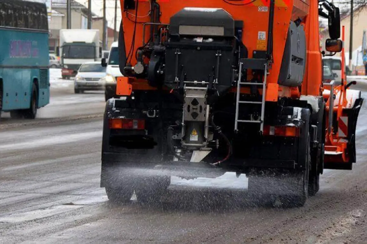 Чем коммунальщики посыпают улицы зимой: польза и вред