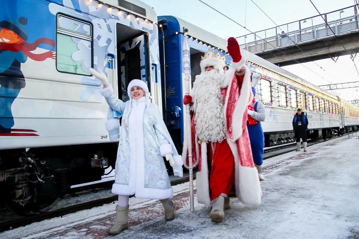 Новогодние чудеса на вокзалах Дона и Кубани: Дед Мороз и Снегурочки поздравляют пассажиров
