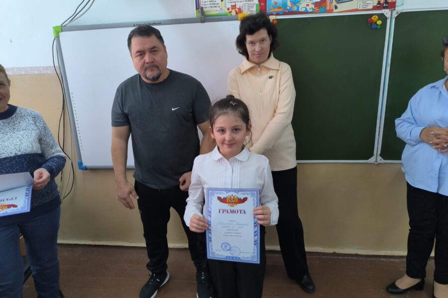 Аксайские школьники демонстрируют интеллектуальную мощь: открытый урок и шашечный турнир в школе №2