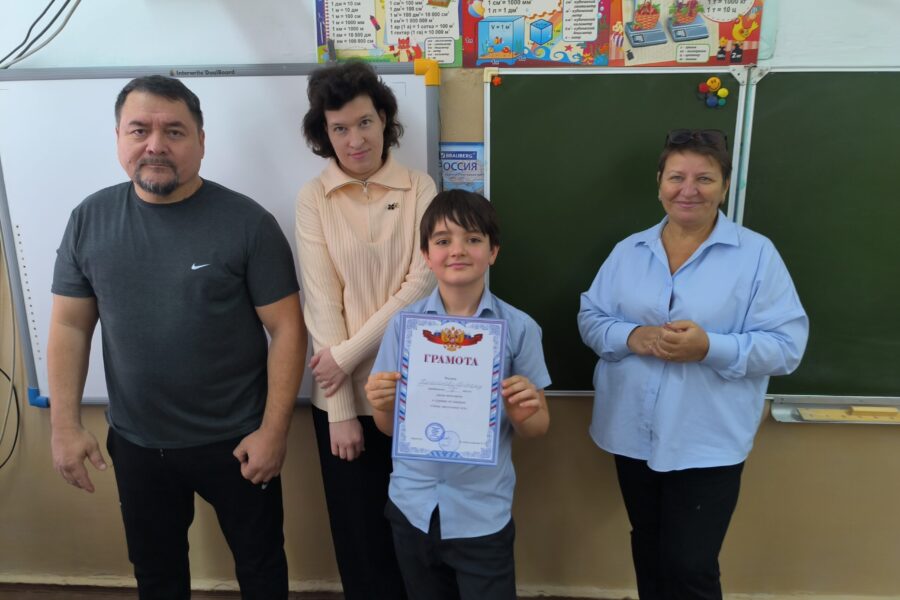 Аксайские школьники демонстрируют интеллектуальную мощь: открытый урок и шашечный турнир в школе №2