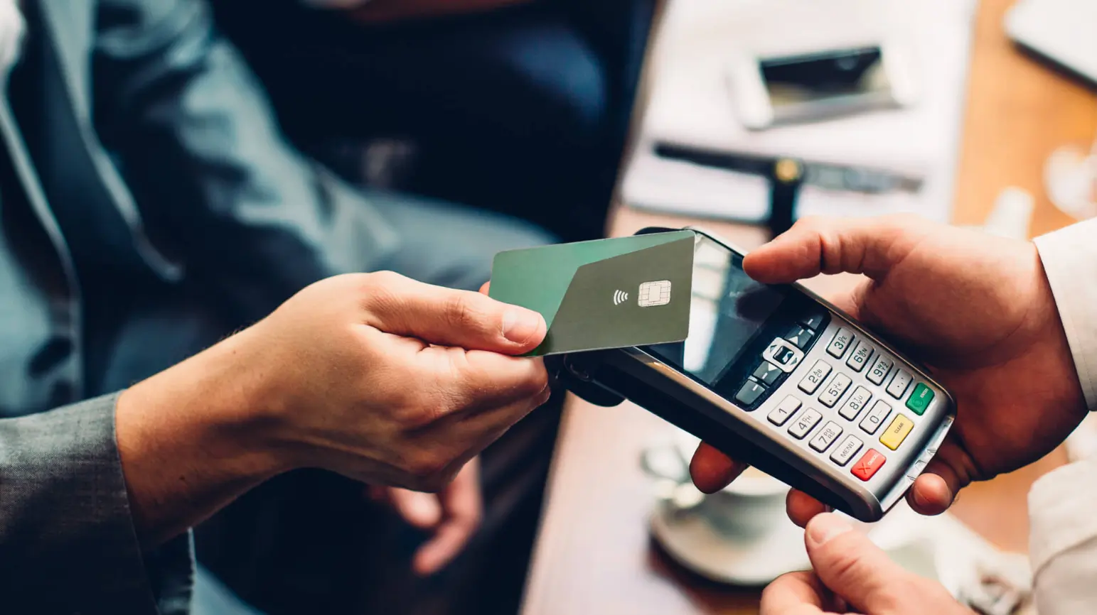 QR-код как спасение для бизнеса: разбираемся в выгодах и отличиях от эквайринга