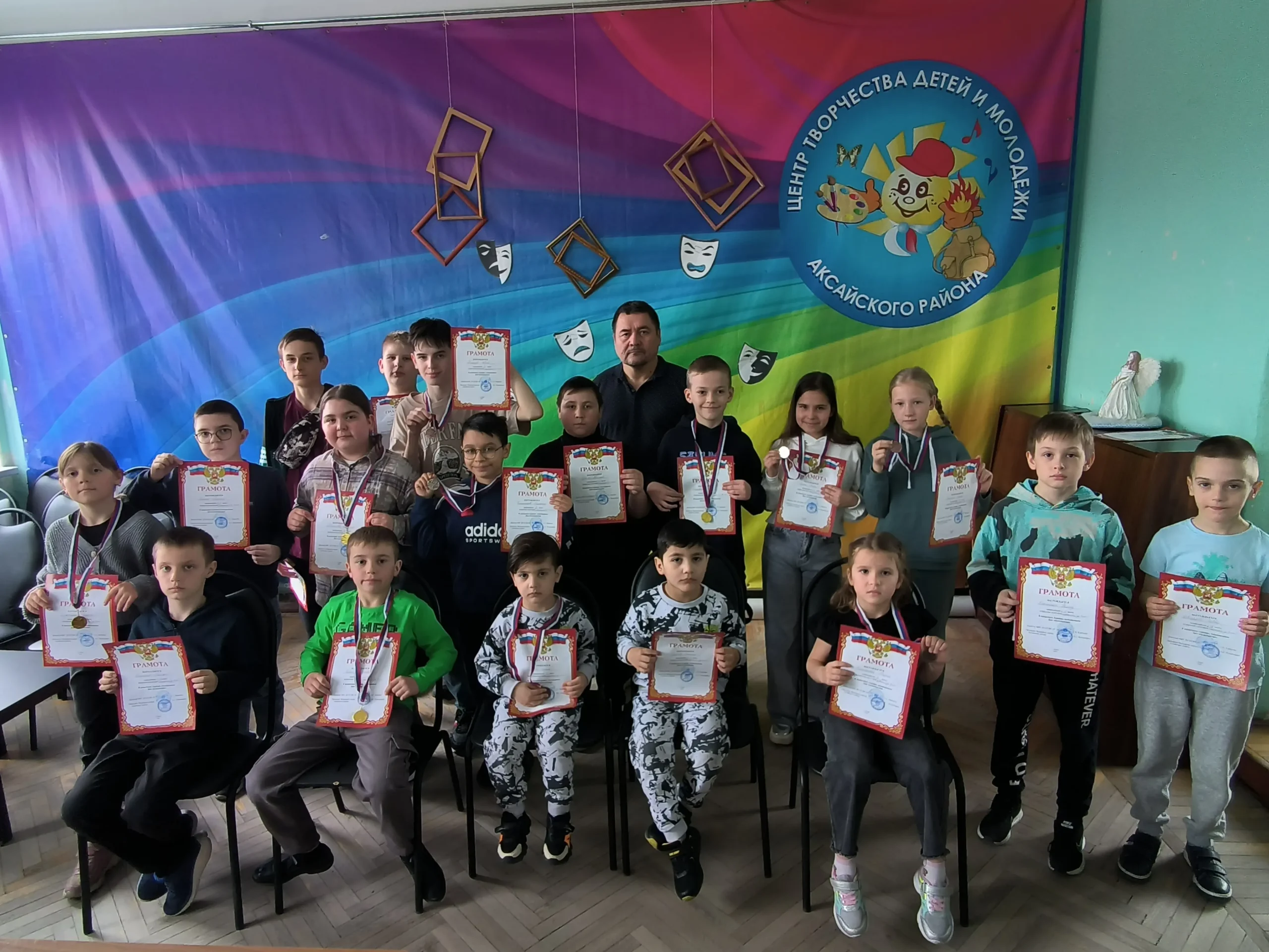 Юные шашисты Аксайского района отметили День космонавтики интеллектуальными сражениями