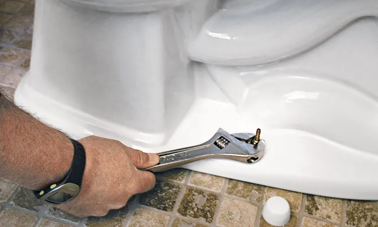 Как зафиксировать унитаз на полу без инструментов: простые шаги