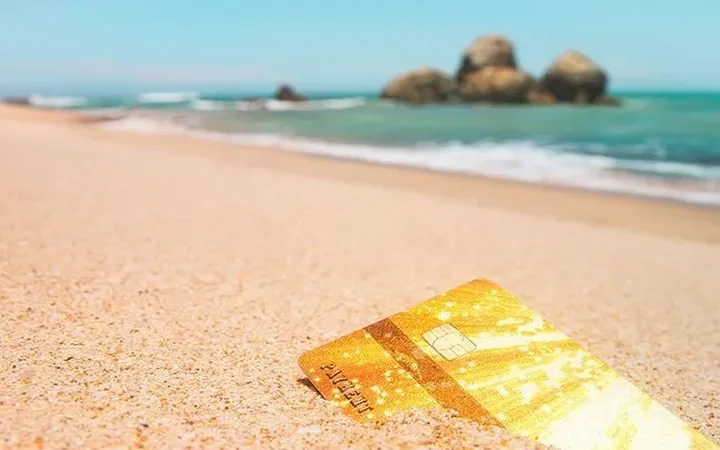 Банковские карты в отпуске: плюсы, минусы и полезные советы для путешественников