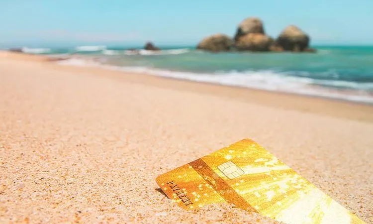 Банковские карты в отпуске: плюсы, минусы и полезные советы для путешественников