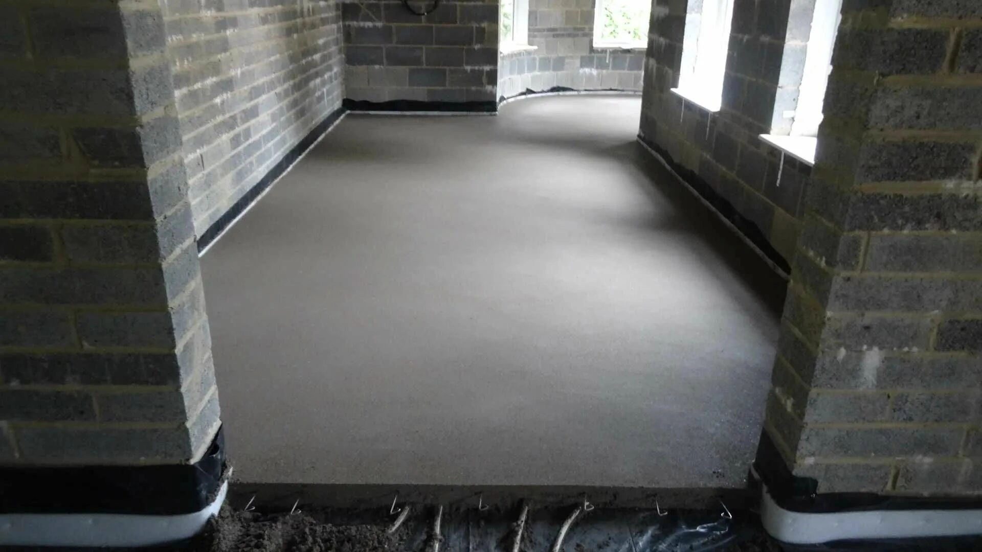 Сравнение мокрой и полусухой стяжки пола: что выбрать для вашего ремонта