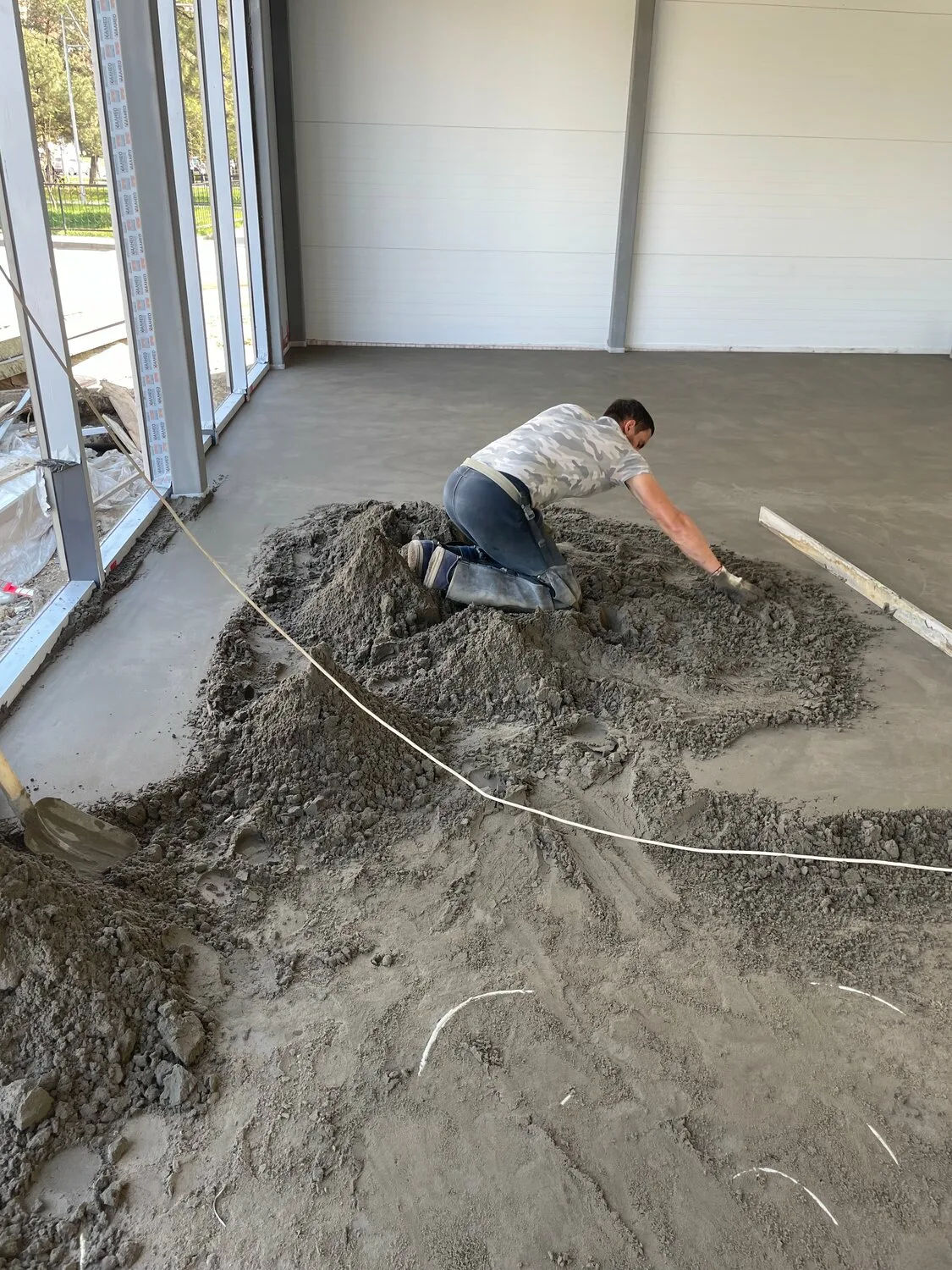 Сравнение мокрой и полусухой стяжки пола: что выбрать для вашего ремонта