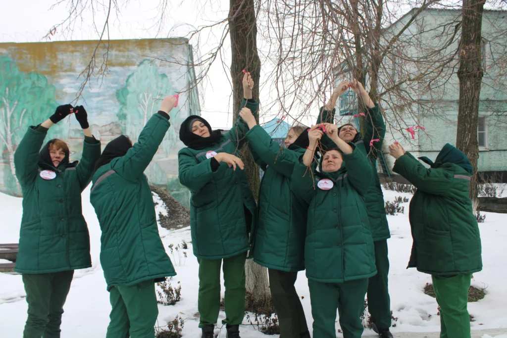 «А ну-ка, девушки!», «Розовая ленточка» и спасённый миллион: как в Ростовской области поддерживают женщин и борются с мошенниками