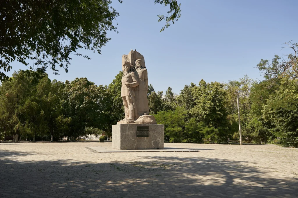 Троицкая площадь в Новочеркасске: история, достопримечательности, как добраться