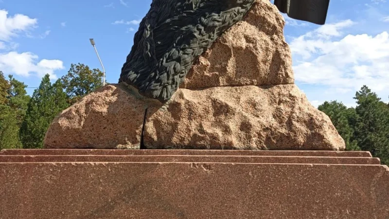 Памятник генералу Я. П. Бакланову